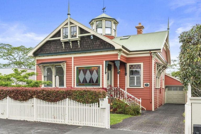Photo of property in 1 Oxford Terrace, Devonport, Auckland, 0624
