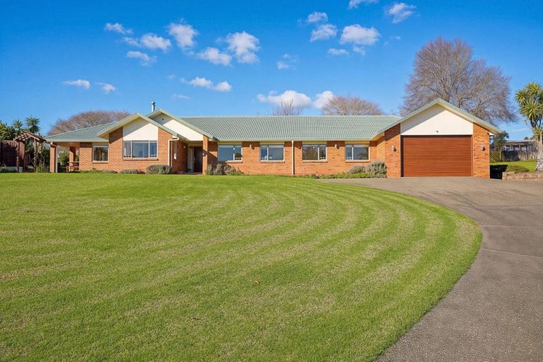 Photo of property in 2 Burgundy Park Avenue, Henderson, Auckland, 0612