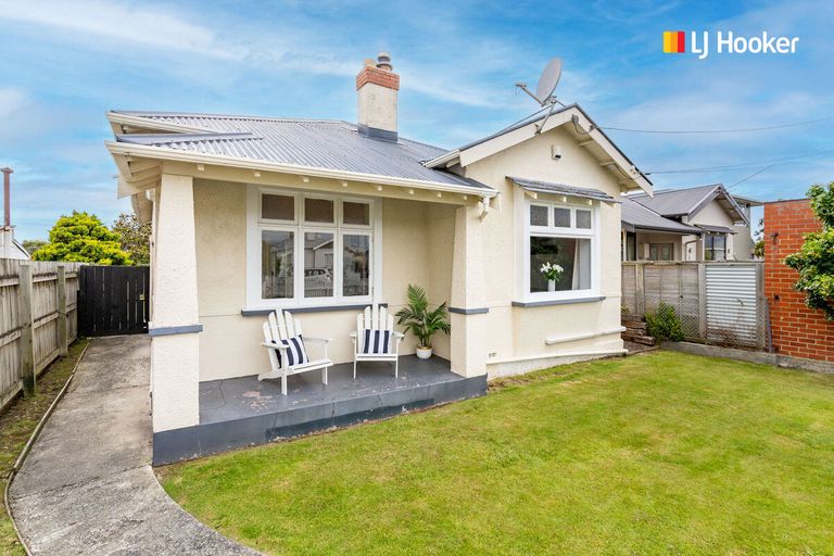 Photo of property in 10 Hargest Crescent, Saint Kilda, Dunedin, 9012