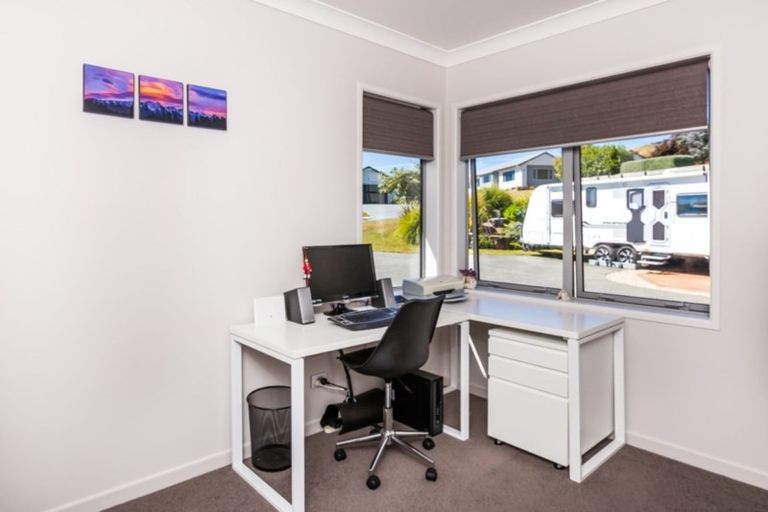 Photo of property in 13 Peregrine Place, Kinloch, Taupo, 3377