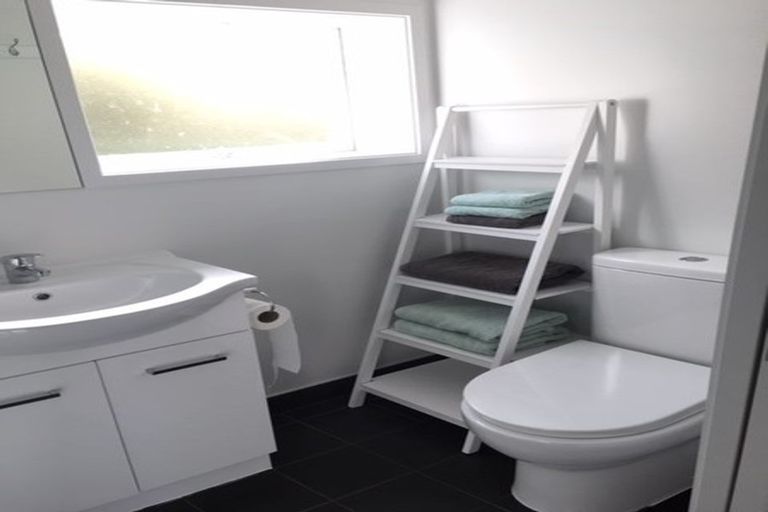 Photo of property in 1/1 Deuxberry Avenue, Northcote, Auckland, 0627