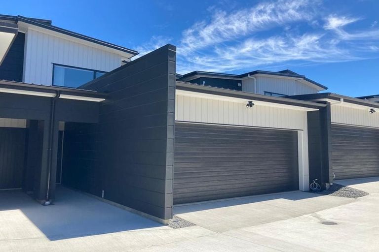 Photo of property in 2/60 Hayfield Way, Karaka, Papakura, 2580