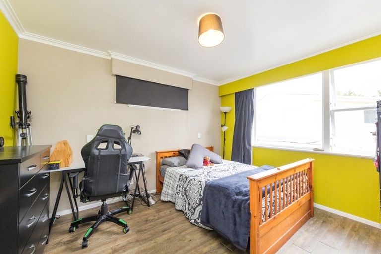 Photo of property in 11 Catlins Crescent, Milson, Palmerston North, 4414