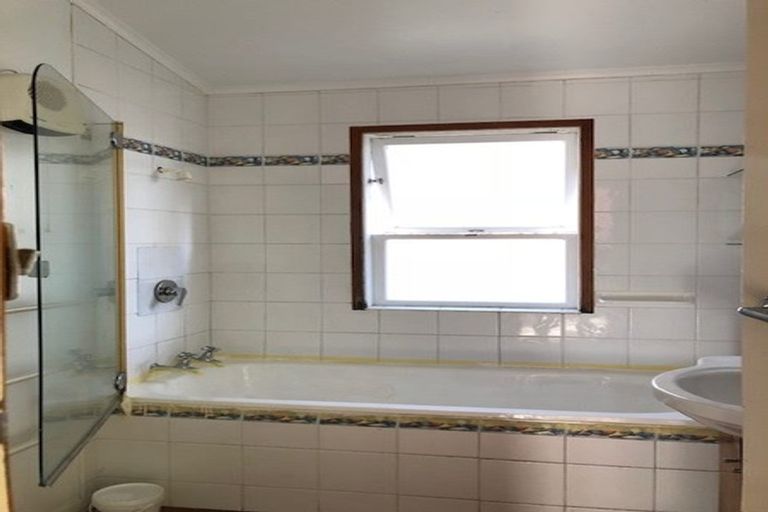 Photo of property in 18 Raphael Place, West Harbour, Auckland, 0618