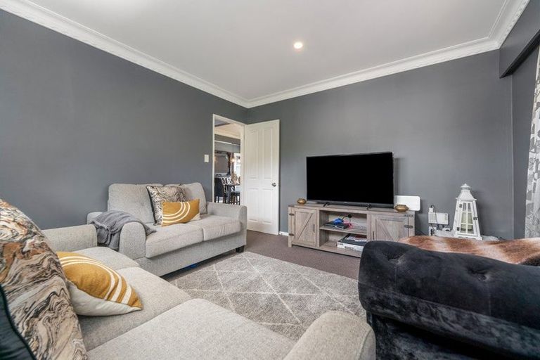 Photo of property in 25 Birdwood Road, Swanson, Auckland, 0612