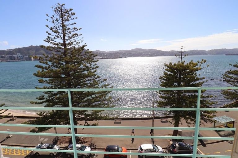 Photo of property in Sunhaven Flats, 262 Oriental Parade, Oriental Bay, Wellington, 6011