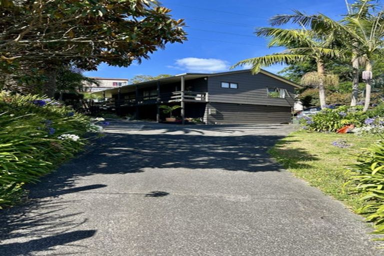 Photo of property in 15 Atlantis Place, Totara Vale, Auckland, 0629