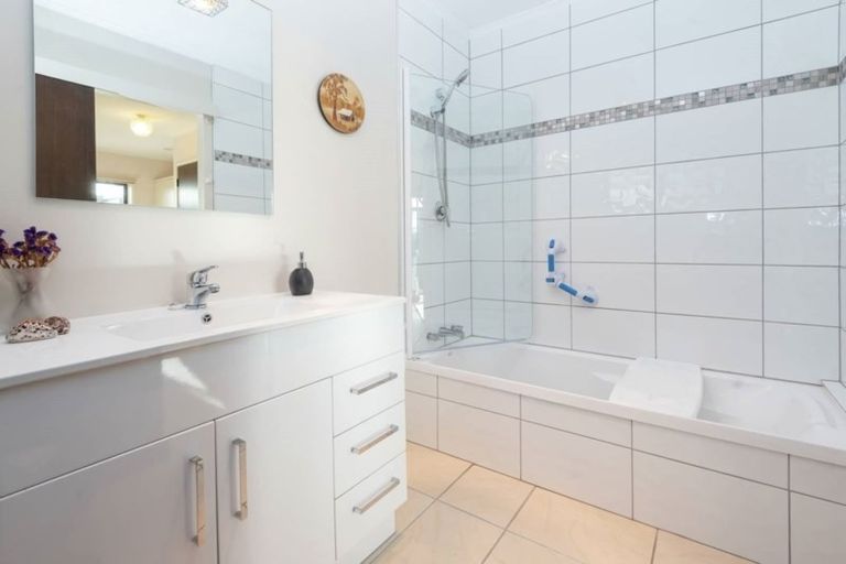 Photo of property in 2/3 Te Akau Crescent, Bucklands Beach, Auckland, 2012