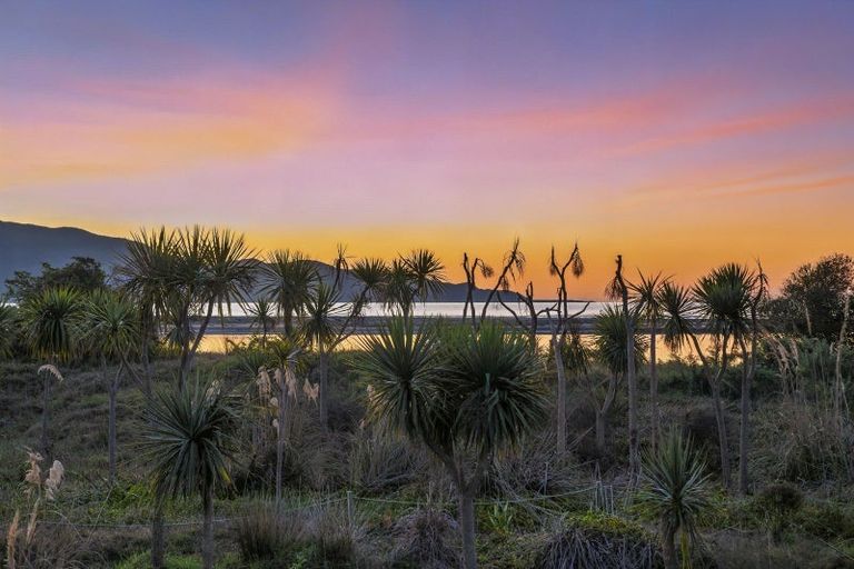 Photo of property in 22 Taranui Way, Paraparaumu Beach, Paraparaumu, 5032