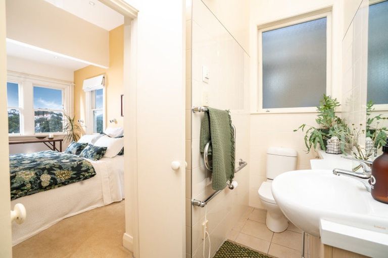 Photo of property in 16 Mariri Road, Kelburn, Wellington, 6012