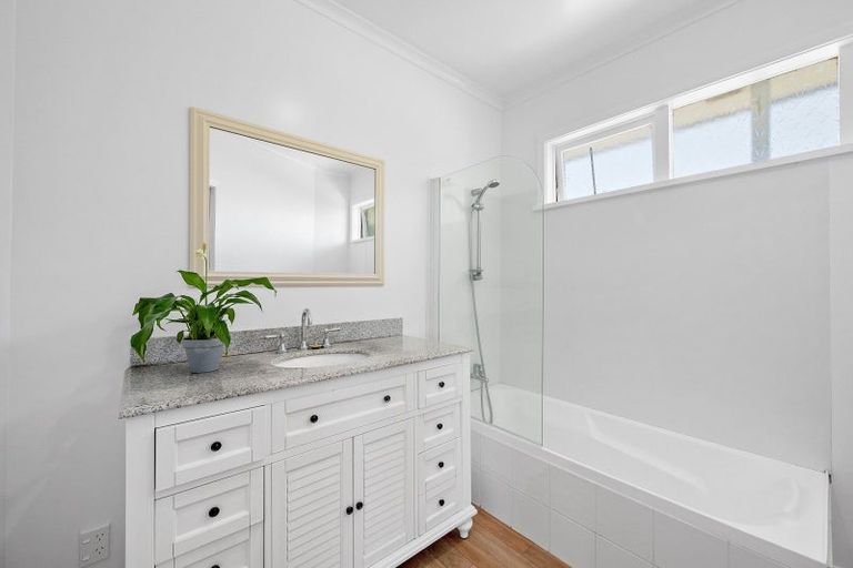 Photo of property in 5 Turville Crescent, Newlands, Wellington, 6037