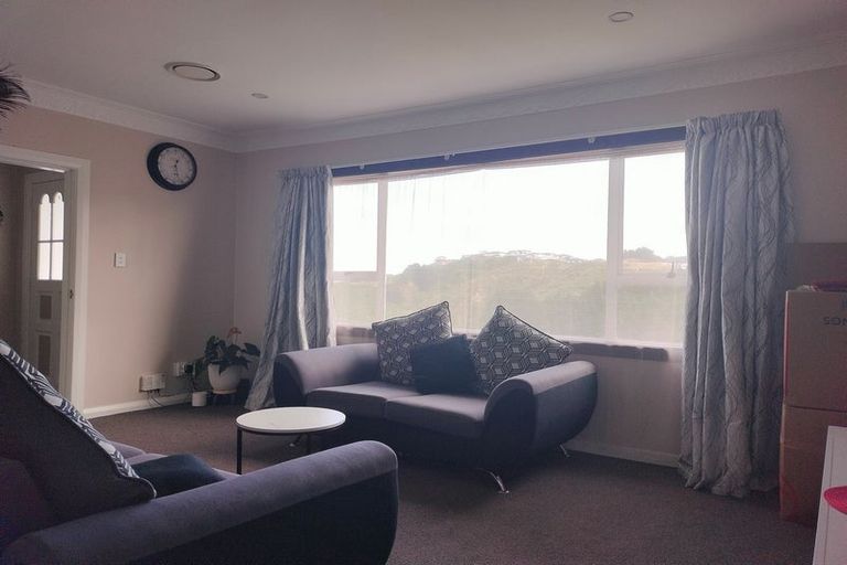 Photo of property in 11 Miles Crescent, Newlands, Wellington, 6037