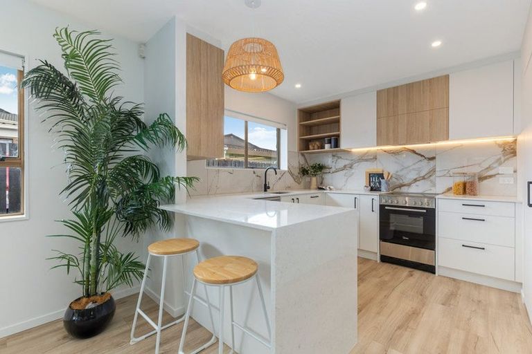 Photo of property in 2/3 Centreway Road, Orewa, 0931