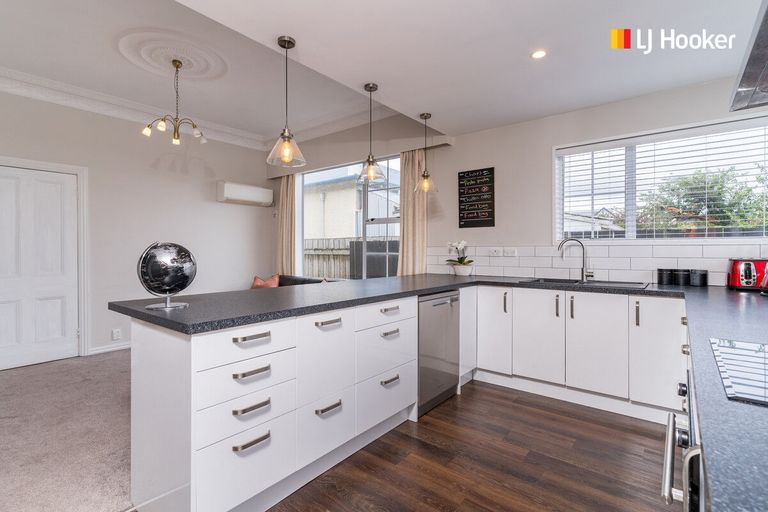 Photo of property in 10 Hargest Crescent, Saint Kilda, Dunedin, 9012