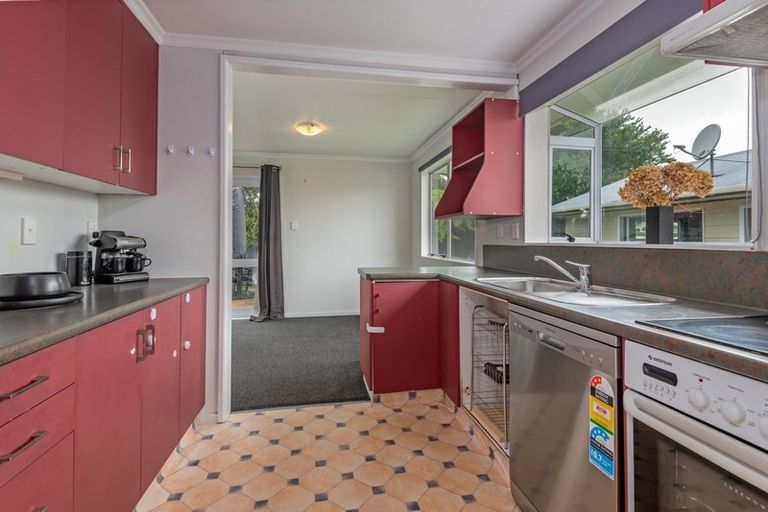 Photo of property in 32 Cumberland Place, Kelvin Grove, Palmerston North, 4414