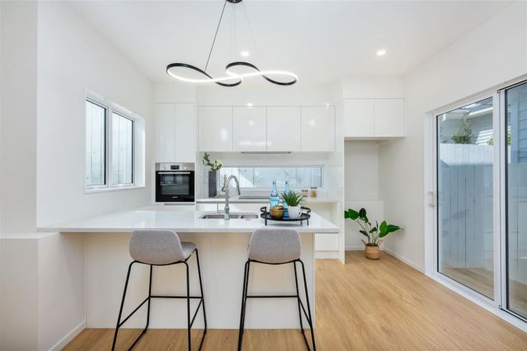 Photo of property in 3e Kingdale Road, Henderson, Auckland, 0610