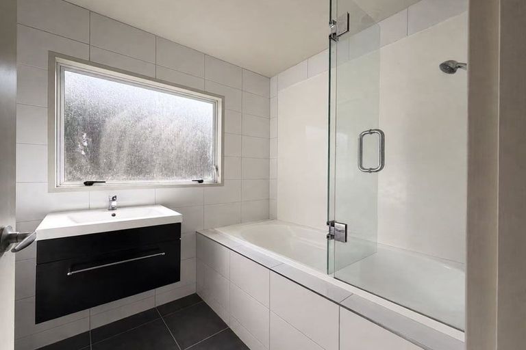 Photo of property in 13a King Richard Place, Browns Bay, Auckland, 0630