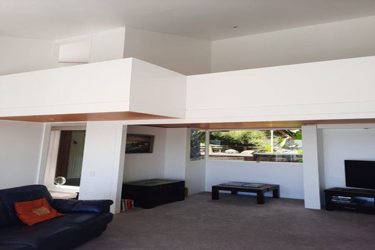 Photo of property in 28 Chelverton Terrace, Red Beach, 0932