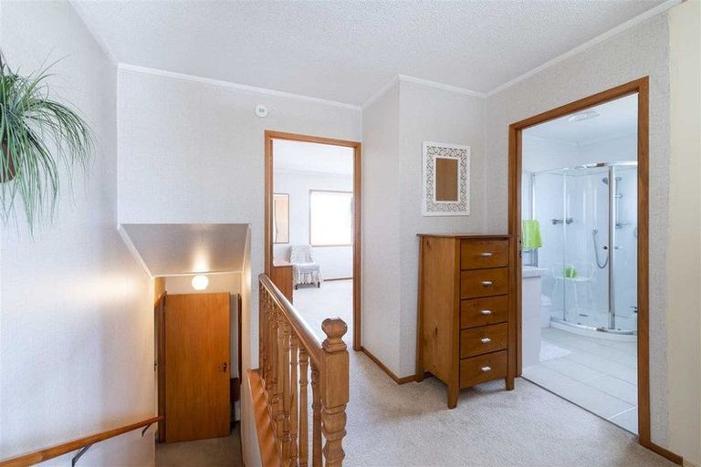 Photo of property in 208 Edmonton Road, Te Atatu South, Auckland, 0610