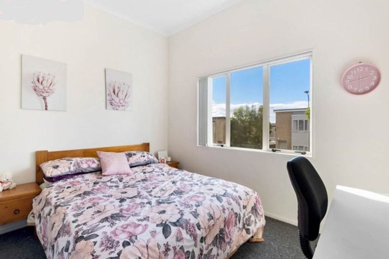 Photo of property in 14 Brashier Circle, Sunnyvale, Auckland, 0612