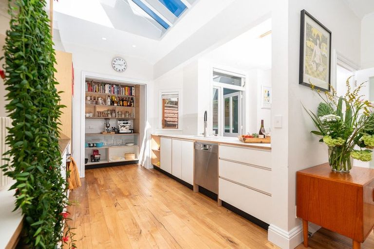 Photo of property in 16 Hawker Street, Mount Victoria, Wellington, 6011