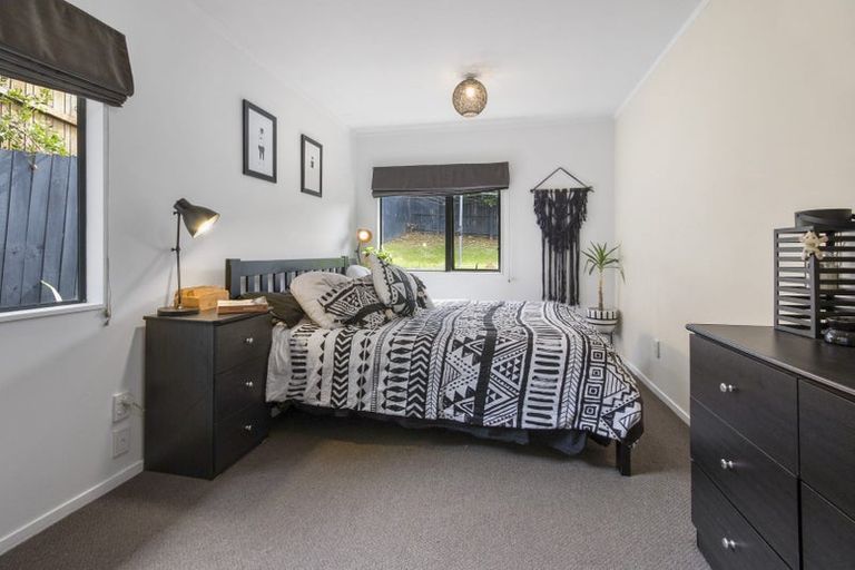 Photo of property in 3a John Webster Place, Glen Eden, Auckland, 0602