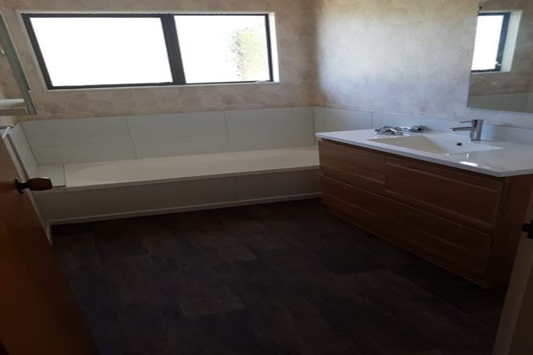 Photo of property in 79 Victory Crescent, Tawa, Wellington, 5028