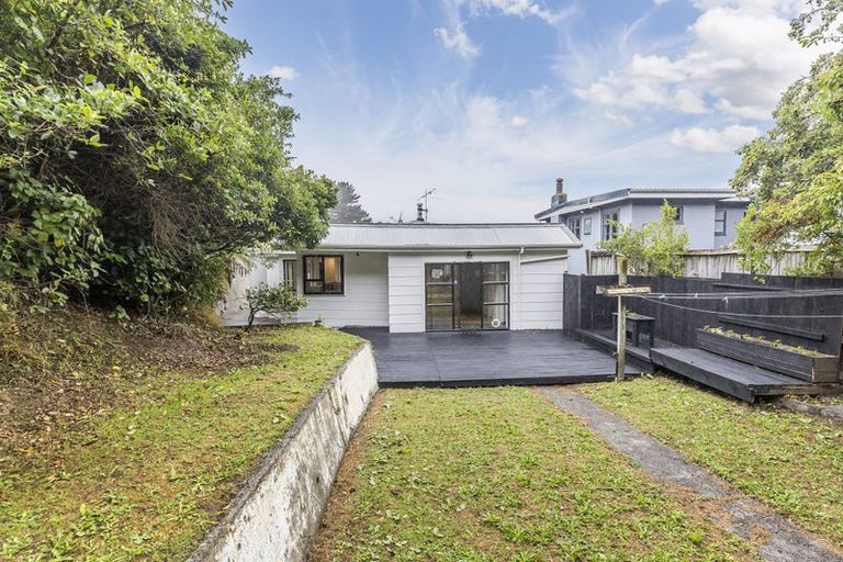 Photo of property in 15 Victory Crescent, Tawa, Wellington, 5028