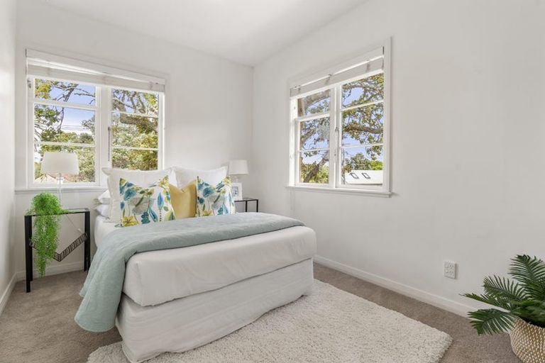 Photo of property in 32 Hanlon Crescent, Narrow Neck, Auckland, 0624