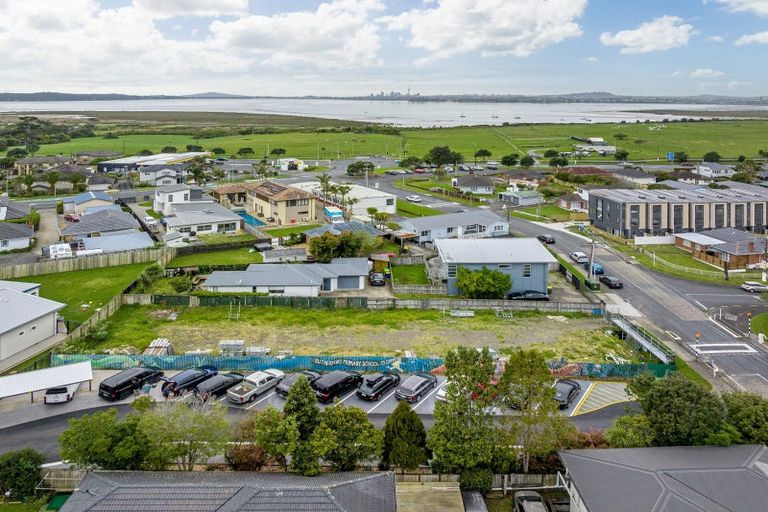Photo of property in 5 Toru Street, Te Atatu Peninsula, Auckland, 0610