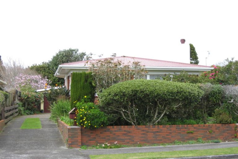 Photo of property in 18 Riversdale Drive, Merrilands, New Plymouth, 4312
