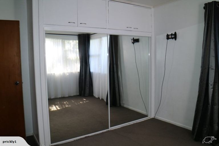 Photo of property in 2 Taupo Street, Green Bay, Auckland, 0604