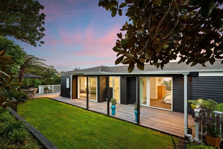 Photo of property in 37 Eastcliffe Road, Castor Bay, Auckland, 0620