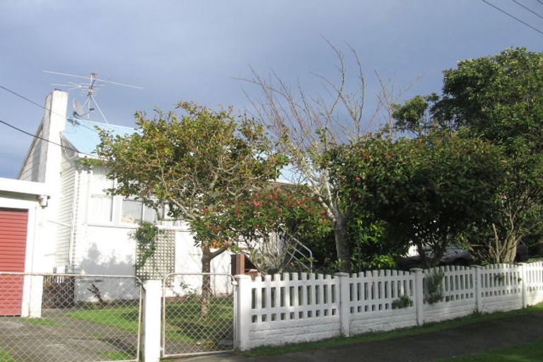 Photo of property in 70 Franklyn Road, Tawa, Wellington, 5028