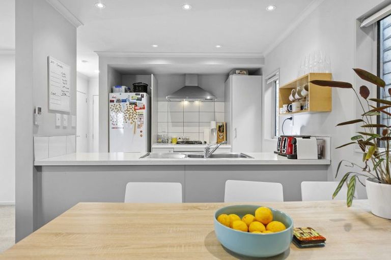 Photo of property in 8/16 Black Rock Road, Newlands, Wellington, 6037