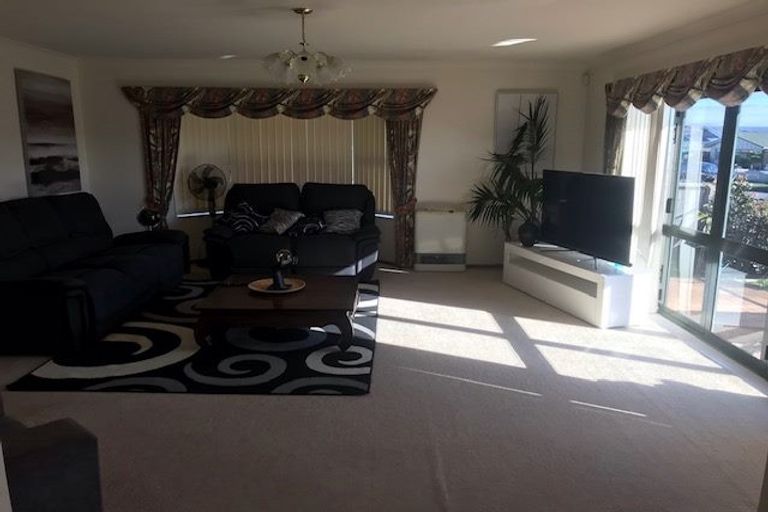 Photo of property in 1/18 Karamu Street, Te Atatu Peninsula, Auckland, 0610