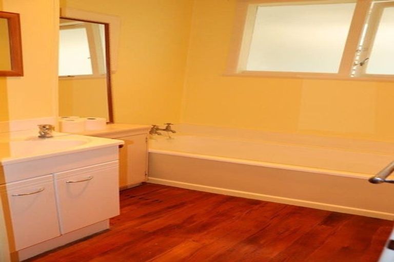 Photo of property in 38 Potter Avenue, Northcote, Auckland, 0627