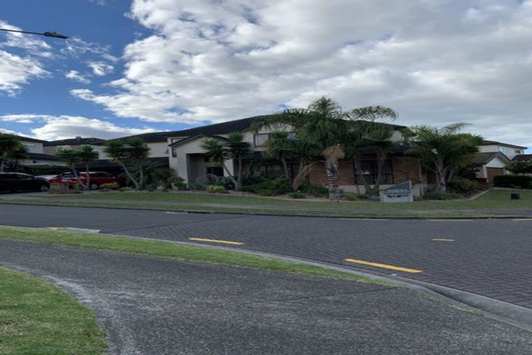 Photo of property in 1 Seresin Crescent, Flat Bush, Auckland, 2016