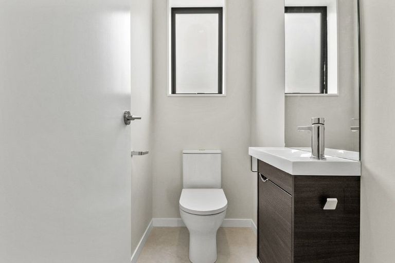 Photo of property in 30 Te Aniwaniwa Terrace, Albany, Auckland, 0632