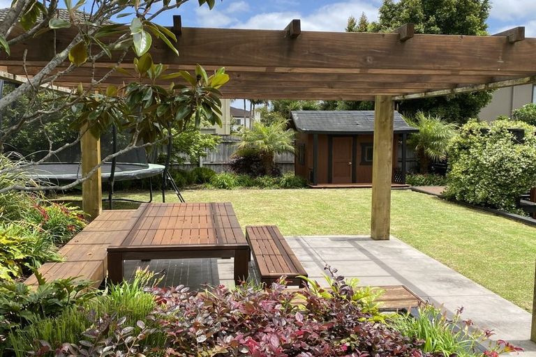 Photo of property in 17 Glen Bay Close, Pinehill, Auckland, 0632