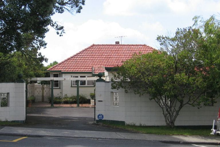 Photo of property in 129 East Coast Road, Castor Bay, Auckland, 0620