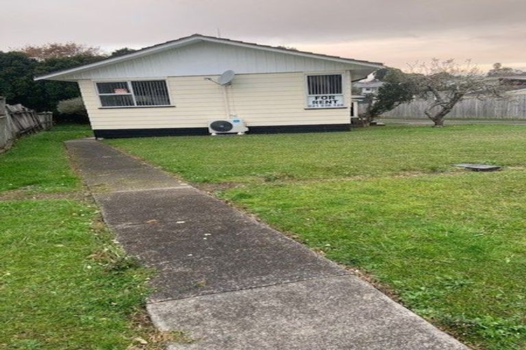 Photo of property in 35 Thornlow Street, Glendene, Auckland, 0602