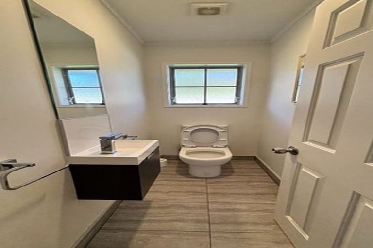 Photo of property in 24 Crescent Hills Court, Northpark, Auckland, 2013
