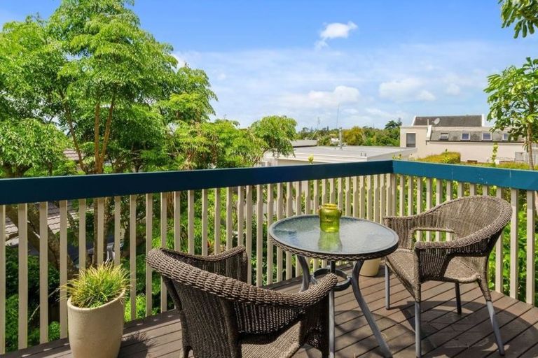 Photo of property in 1/131 Carlisle Road, Northcross, Auckland, 0632