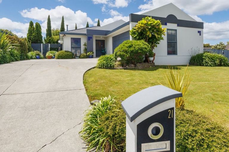 Photo of property in 21 Aspen Way, Kelvin Grove, Palmerston North, 4414