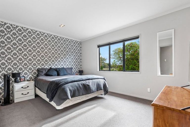 Photo of property in 124 Boord Crescent, Kumeu, 0891