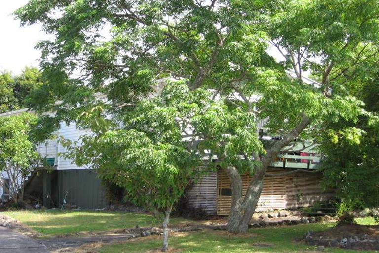 Photo of property in 17 Longbill Place, Glendene, Auckland, 0602