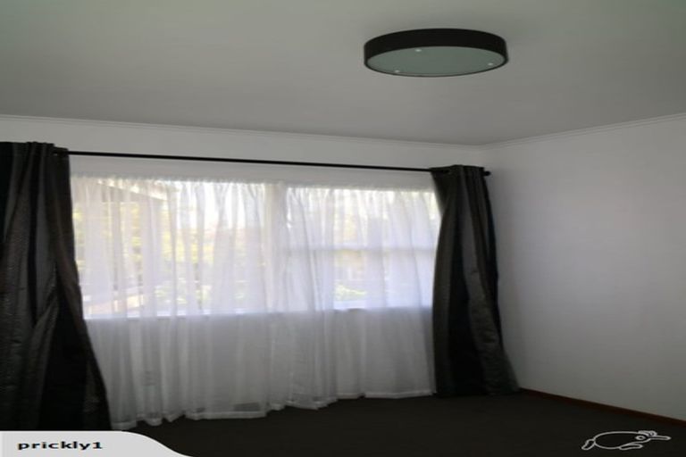 Photo of property in 2 Taupo Street, Green Bay, Auckland, 0604