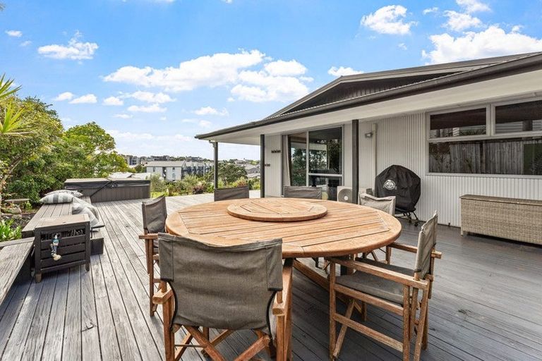 Photo of property in 12 Tawhana Crescent, Red Beach, 0932