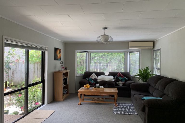 Photo of property in 10 Peterhouse Place, West Harbour, Auckland, 0618